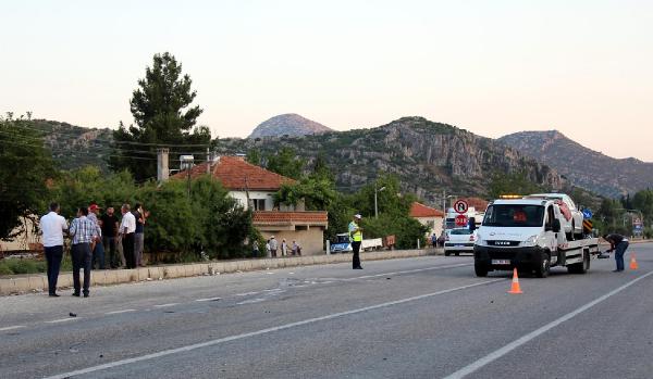 Kavşakta otomobille motosiklet çarpıştı: 1 ölü, 1 yaralı