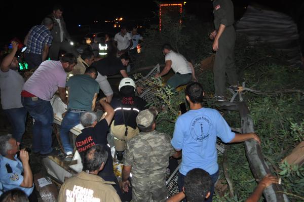 Lastiği patlayan TIR sulama kanalına devrildi: 1 ölü