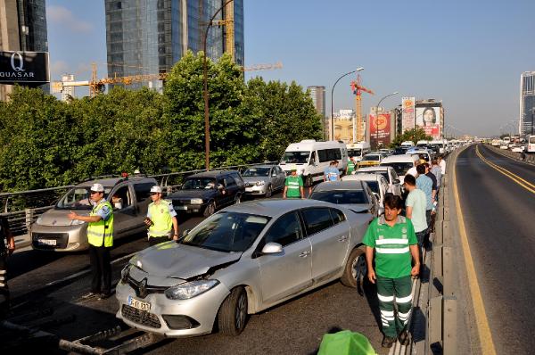Mecidiyeköy'de 9 aracın karıştığı zincirleme trafik kazası: 1 yaralı
