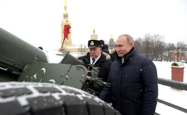 Öğrenciler istedi, Putin topa tuttu