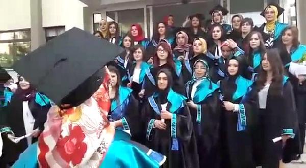 Üniversitede mezuniyet töreninde yemin krizi