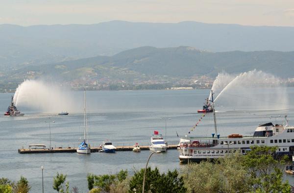 İzmit'te Denizcilik ve Kabotaj Bayramı'nda römorkörlerden su gösterisi