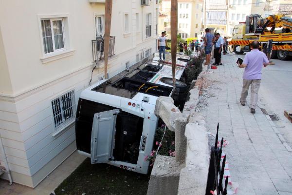 Yaşlı adama yardım için indiği otobüs site bahçesine devrildi