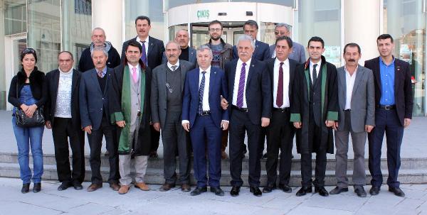 AK Partili 4 eski bakan için pankart asan CHP’liler beraat etti