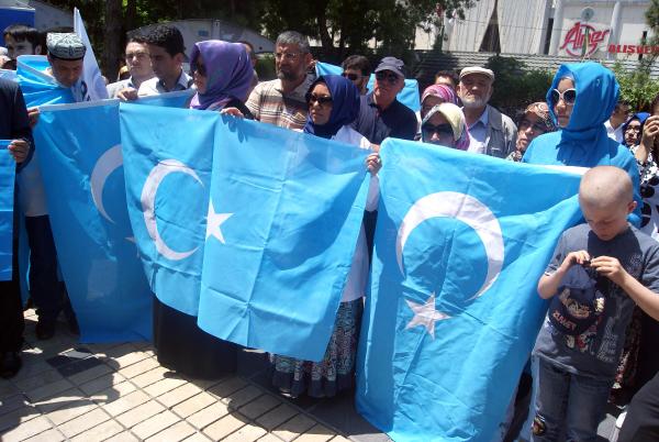 Kayseri’de AGD’lilerden Çin ve 'Onur Yürüyüşü' tepkisi