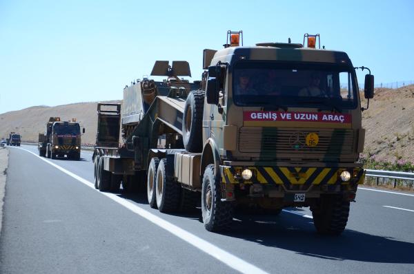 Suriye sınırındaki Kilis'e tank ve asker sevkiyatı