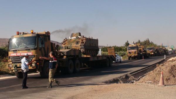 Suriye sınırındaki Kilis'e tank ve asker sevkiyatı (2)