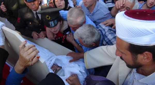 Gözyaşlarıyla toprağa verildi