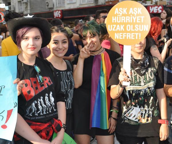 Onur Yürüyüşü'ne müdahale edilmesi İzmir'de protesto edildi