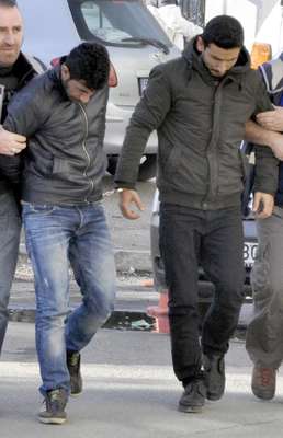 Polis eşi, 'savcı ve polis' yalanı ile dolandıran iki kişiyi yakalattı