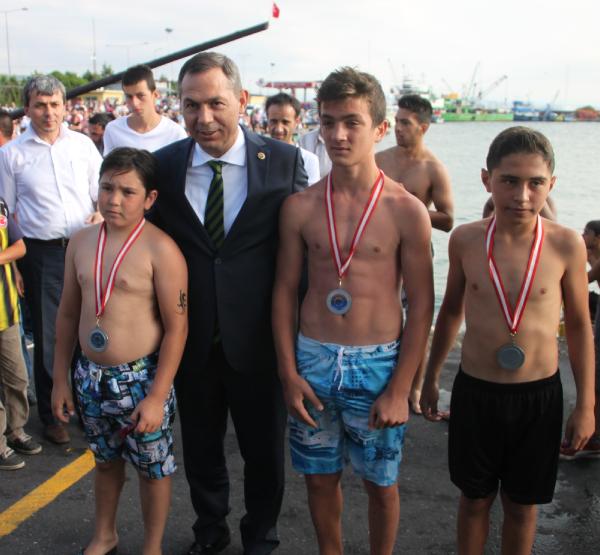 Denizcilik ve Kapotaj Bayramı’nda Belediye Başkanı’na ödül tepkisi