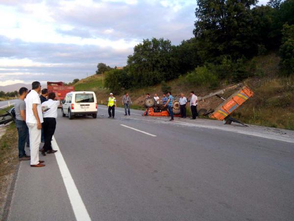 Otomobil seyir halindeki traktöre çarptı: 2 yaralı