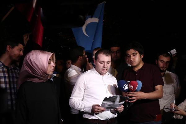 (FOTOĞRAF) Çin Başkonsolosluğu önünde Doğu Türkistanlılara destek için iftar