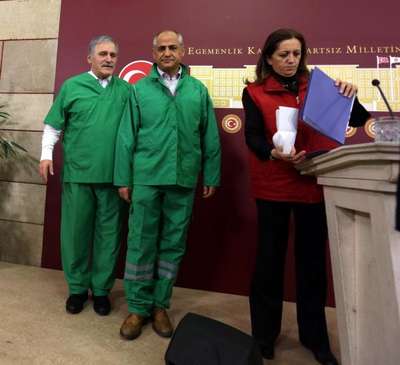 CHP'li milletvekilleri destek için hastane personeli kıyafeti giydiler