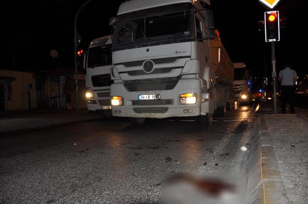 Karşıdan karşıya geçmek isteyen yayaya kamyon çarptı: 1 ölü