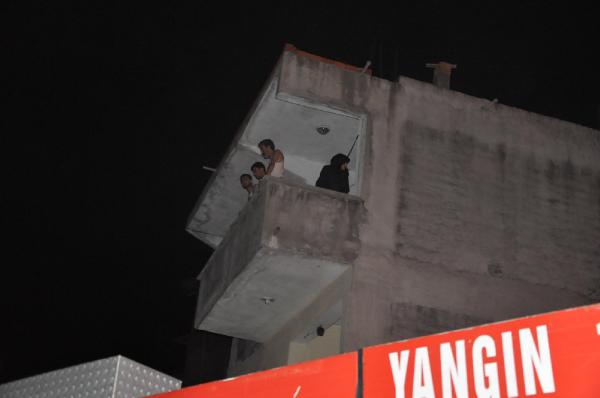 Yangında mahsur kalan Suriyeli aileyi itfaiye kurtardı