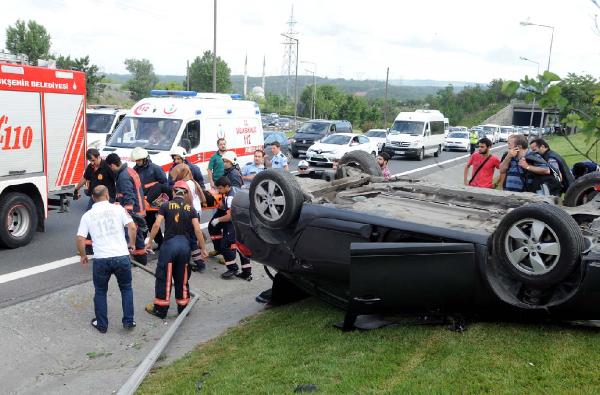 Kağıthane'de otomobil takla attı, 5 kişi yaralandı