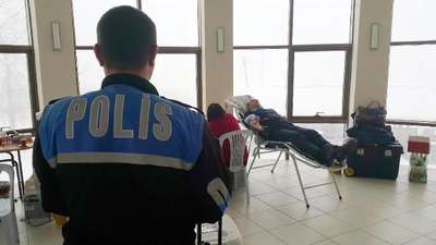 Polisler kan bağışında bulundu