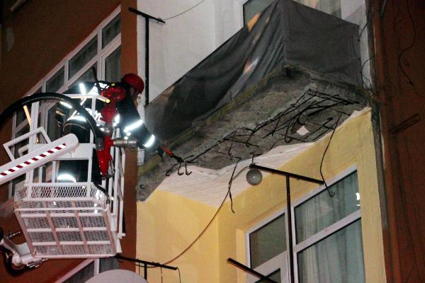 Balkonun beton bloğu kaldırıma düştü