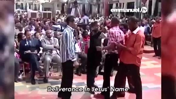 Nijerya'da 'homoseksüel şeytan çıkarma' ayini…