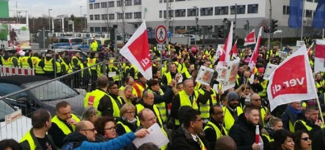 Almanya'da binlerce kişi iş bıraktı