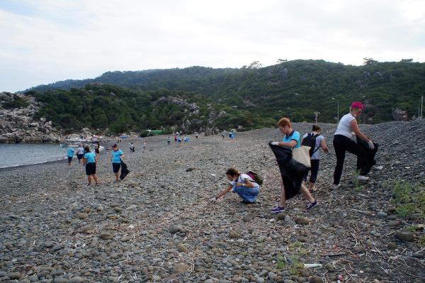Marmaris'te rehberlerden plaj temizliği