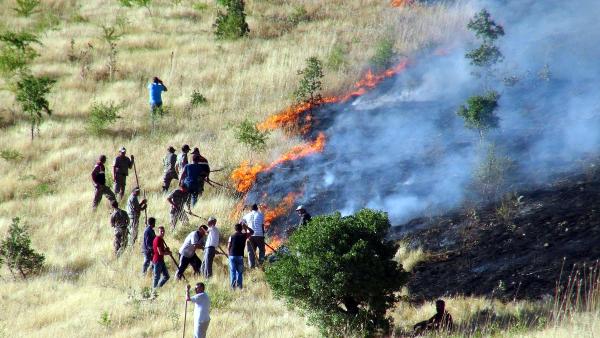 İtfaiye araçları giremedi askerler alevlere kazma kürekle müdahale etti