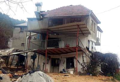 Heyelanda hasar gören 2 ev tahliye edildi