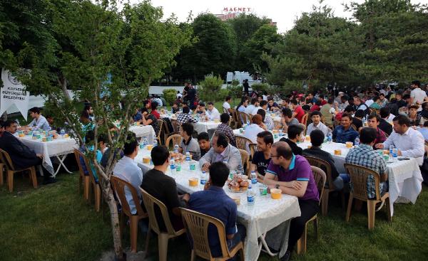 Farklı ülke ögrenciler aynı  iftar sofrasında  buluştu
