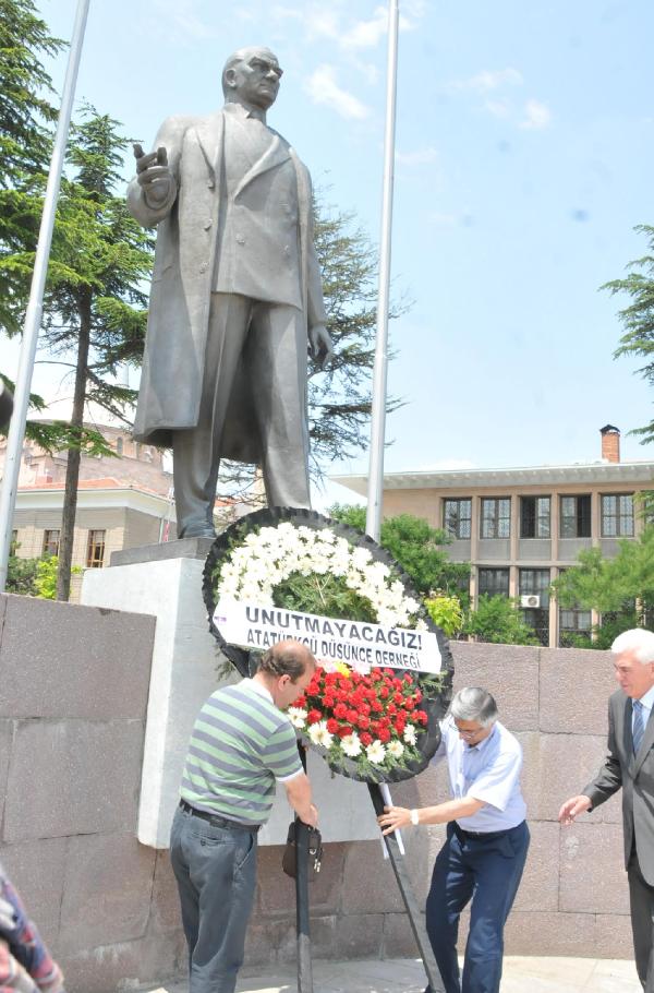 Sivas'ta ölenler anısına saygı duruşunda bulundular