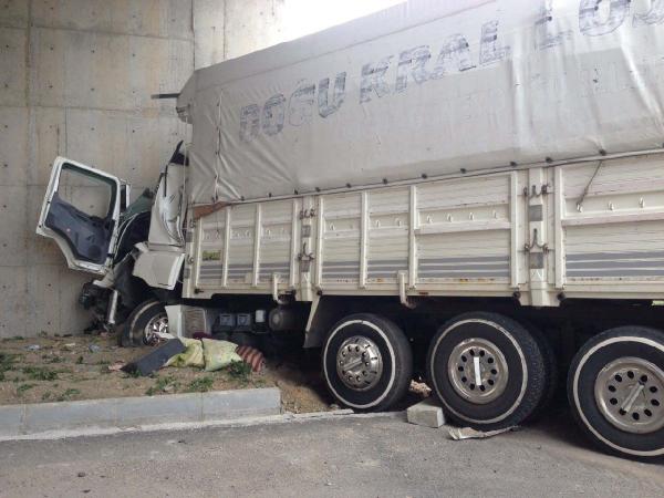 Sivas'ta otomobil ile kamyon çarpıştı: 1 ölü, 2 yaralı