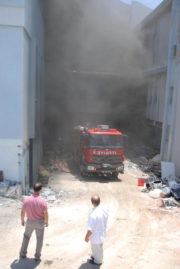 Yıkılan eski hastane binasında yangın
