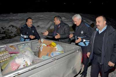 Hakkari'de dilenen Suriyelilere zabıtadan yardım