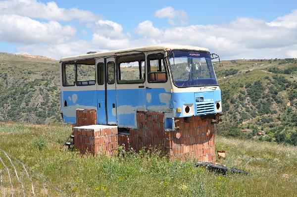 Hurda minibüsü kulübeye çeviriyor