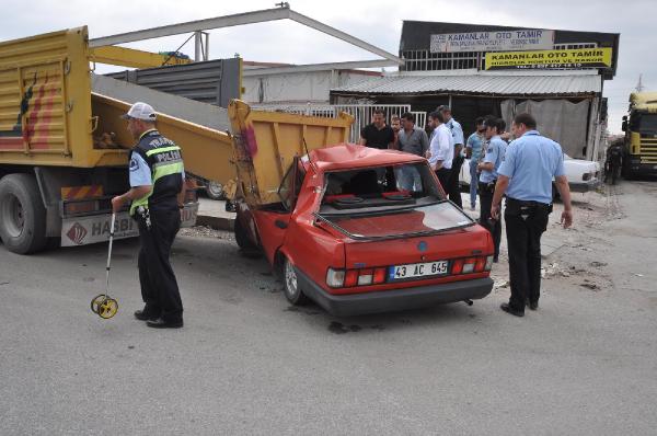 Otomobil, kamyon kasasındaki aparta çarptı: 3 yaralı