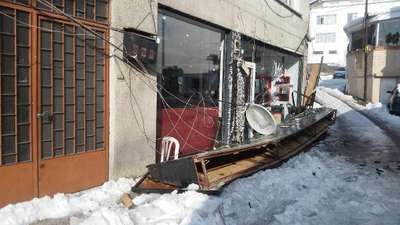 Kar sundurmayı yıktı, 2 kişi altında kalmaktan kurtuldu