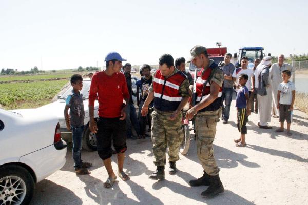 Cep telefonuyla konuşurken, otomobille sulama kanalına düşen genç kayboldu