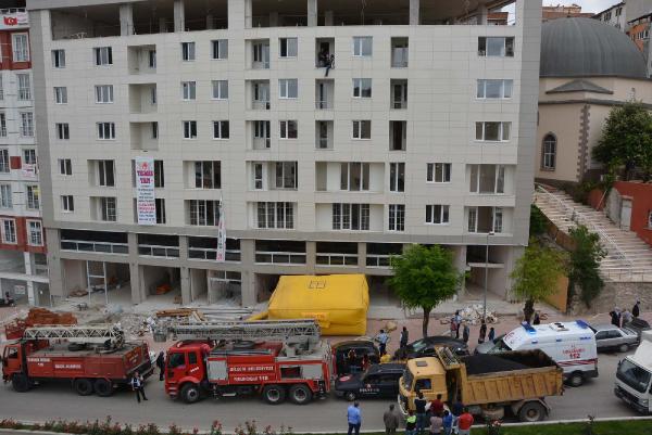 Kızını yanına alıp inşaat halindeki binanın 5'inci kat balkonuna çıktı