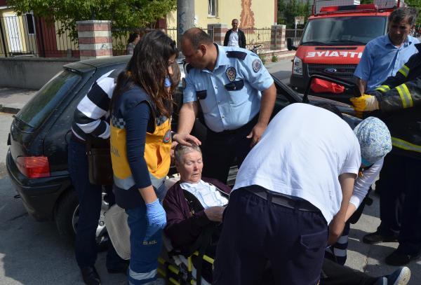 Emanet otomobille kaza yapan kadın, yaralanan annesi için gözyaşı döktü