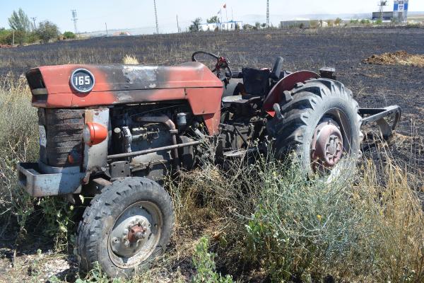 Anız yakarken traktörünü, çevredeki tarlaları yaktı, ağır yaralandı