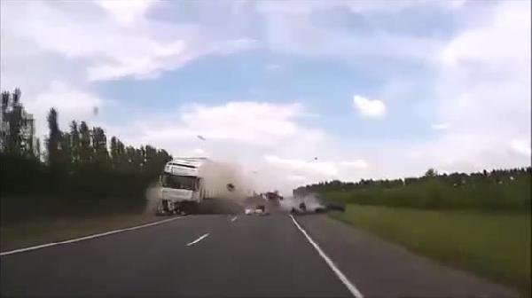 Rusya'da TIR iki aracı biçti