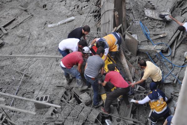 Osmaniye'de inşaatın beton kalıpları çöktü: 4'ü Suriyeli 7 işçi yaralandı