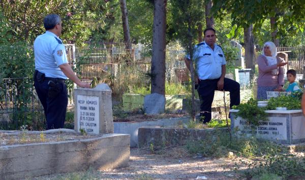 Yeni kazılmış bebek mezarından Kuran-ı Kerim sayfaları çıktı