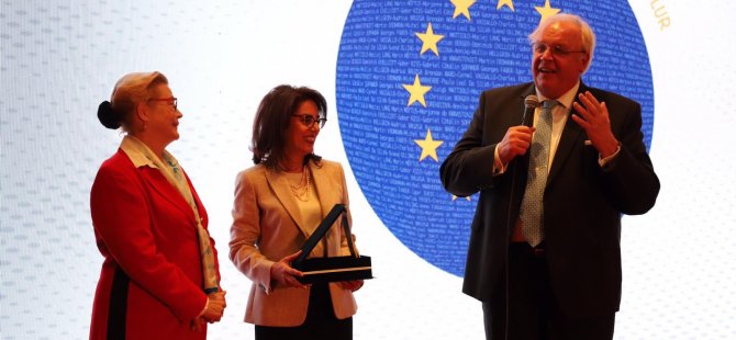 Alman Büyükelçi kahkahalara boğdu