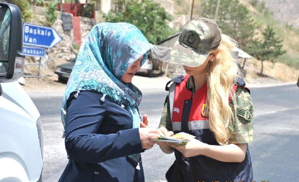 Hakkari'de jandarmadan 'Kadına şiddete hayır' çalışması