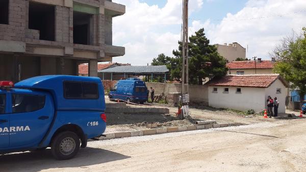 İnşaat tuvaletinde çuvalda 2 el bombası ve bir lav silahı bulundu