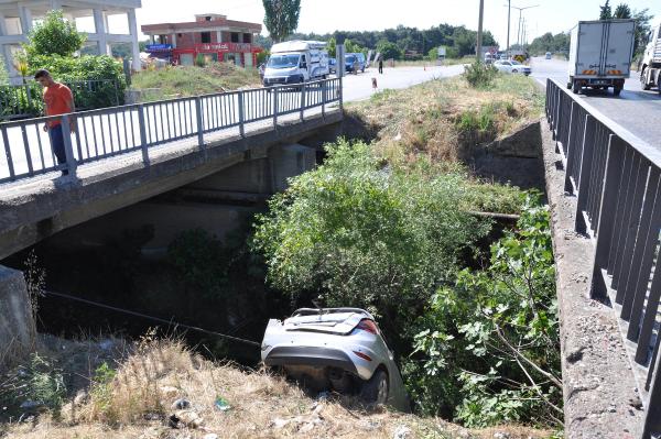 Otomobil dereye uçtu: 2 ölü, 1 yaralı