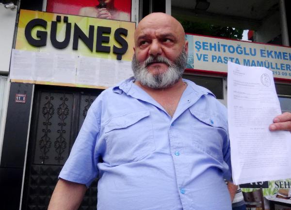 Kapatılan içkili restoranın duvarına mahkeme kararını asıp belediyeyi protesto etti