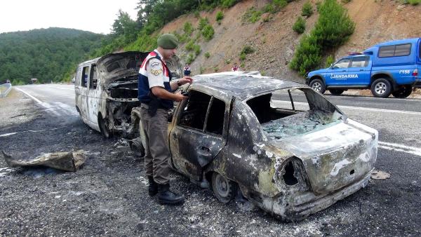 Kazada alev alan otomobilde 3 kişi yanarak öldü(2)