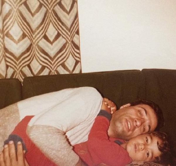 Ali Sunal'dan babası Kemal Sunal ile çekilmiş çocukluk fotoğraflı anma